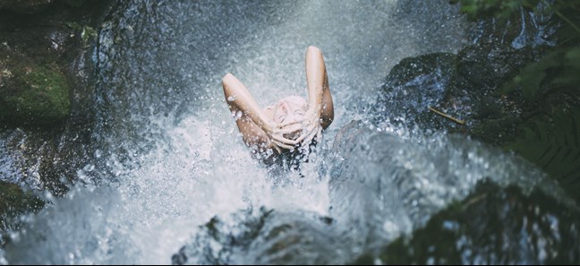 douche  sous la  cascade